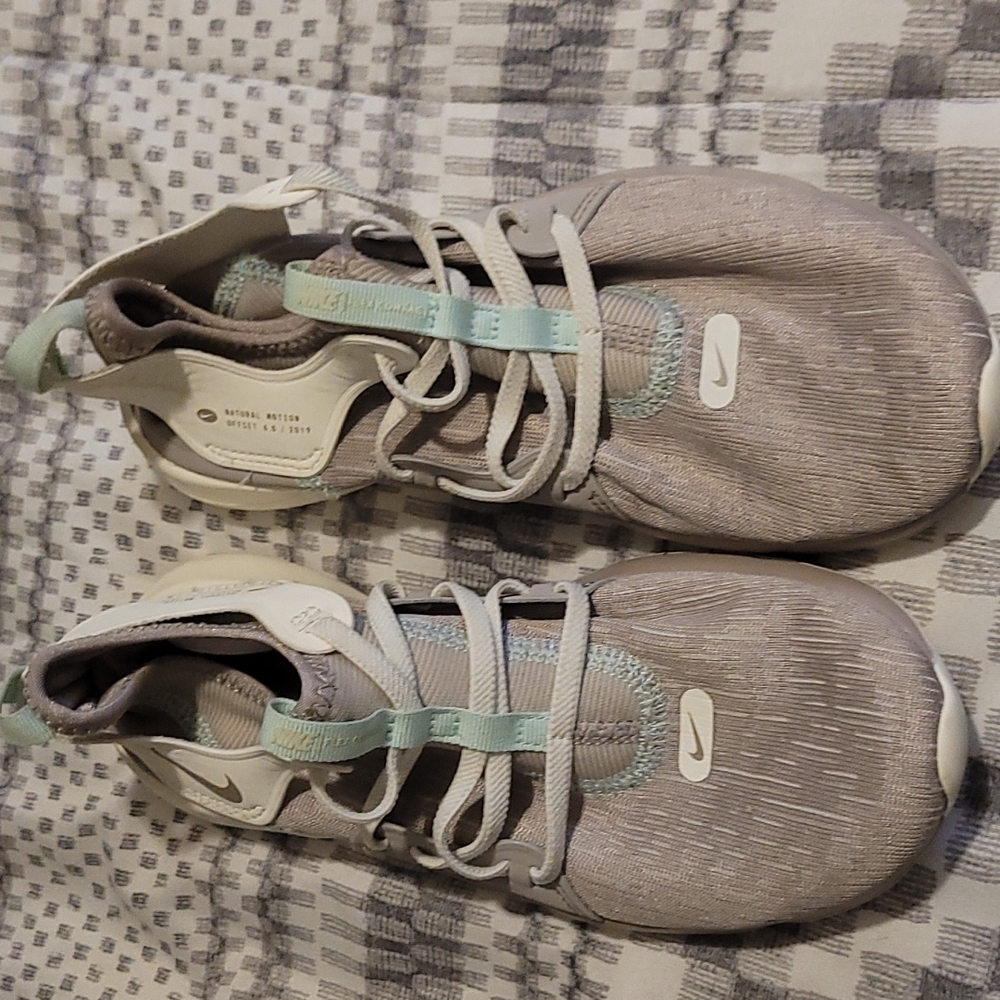 Nike's Natural Motion Flex Women's Size 6 Light Grey, white and baby blue color
